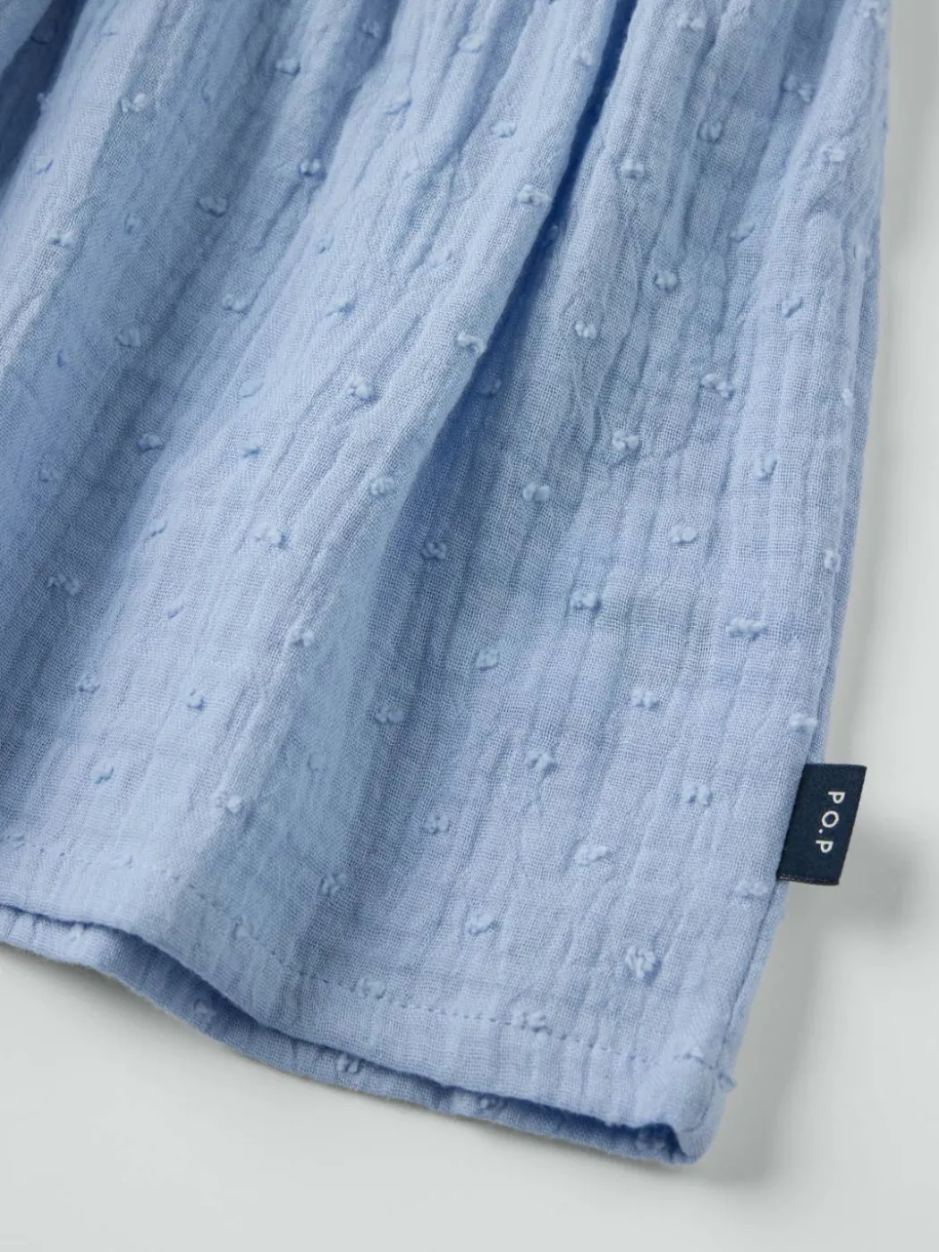 Vevd bluse med volanger prikkete